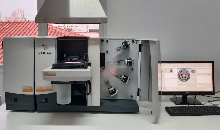 Máquina utilizada na análise de água, coifa e um computador